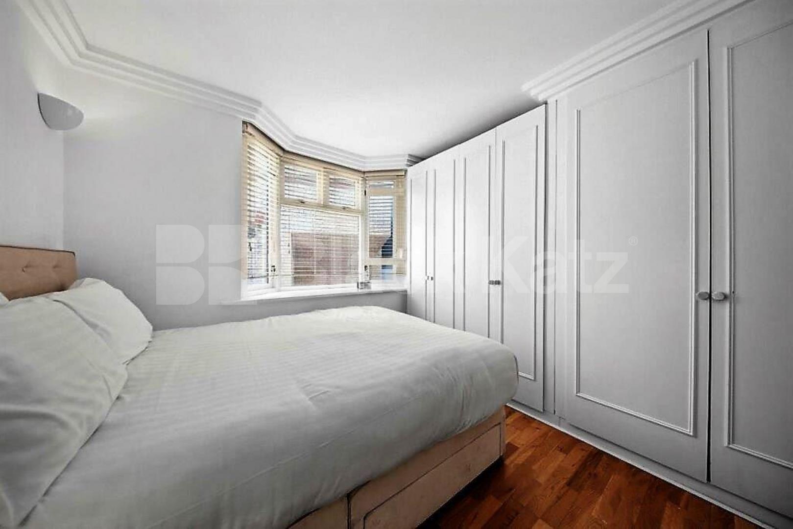 Fantastic two bed two bath flat in amazing Mayfair location by Hyde Park.  Bourdon Street, Mayfair 